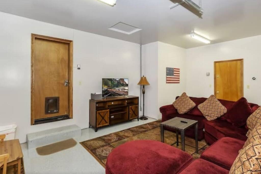 Custom Single Story Cabin With Jacuzzi Pool Table & Big Game Room With Arcade Games Big Bear Lake Exterior photo