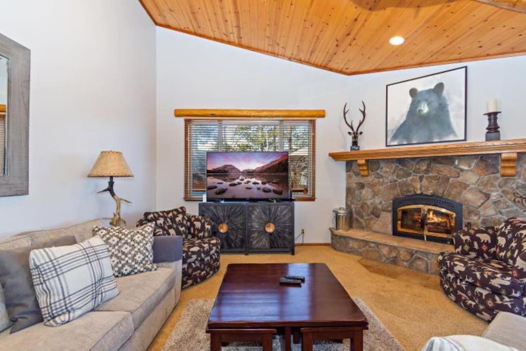 Custom Single Story Cabin With Jacuzzi Pool Table & Big Game Room With Arcade Games Big Bear Lake Exterior photo